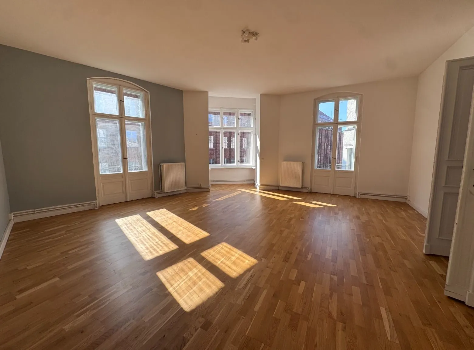 Teilgewerbliche Vermietung! Großzügige Altbauwohnung mit klassischem Charme in Berlin Mitte!