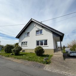 Vermietetes Zweifamilienhaus mit Garage in idyllischer Höhenlage nähe Wissen-Zentrum!