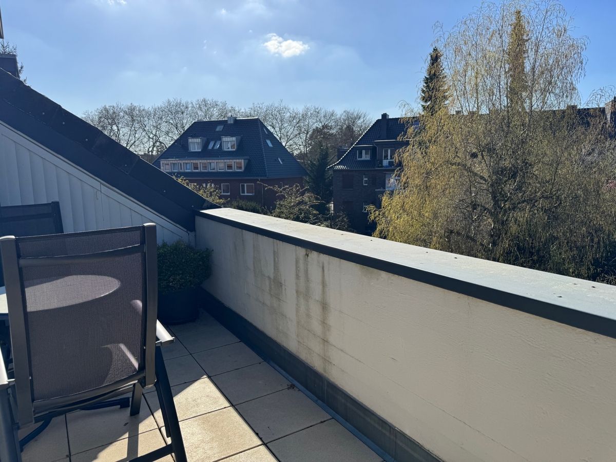 mit Blick ins grüne Umfeld