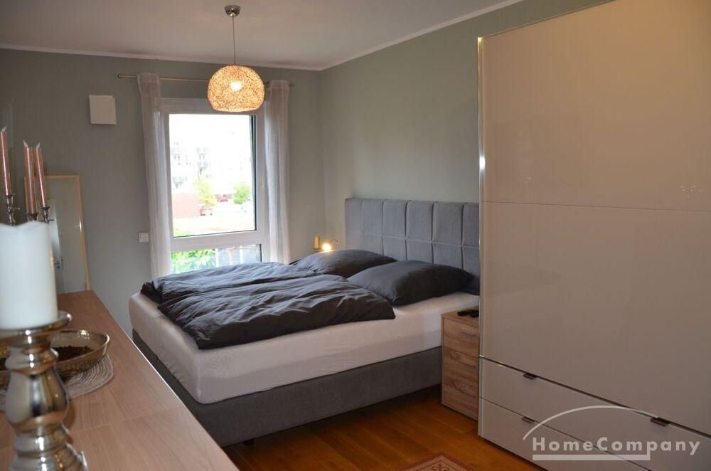 Schlafzimmer mit Blick zu Fenster und Gr&szlig;em Kleiderschrank