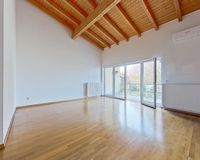 Wohnbereich mit hohen Decken