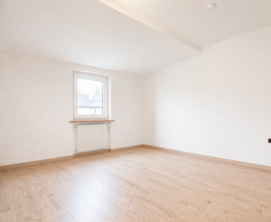 Helle ca. 80 m² große 2-Zimmer-Maisonettewohnung mit Spitzboden, Einbauküche und Tageslichtbad - Photo 1