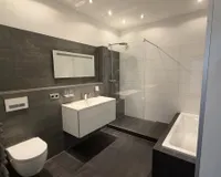 Modernes Badezimmer in der Ebene 4