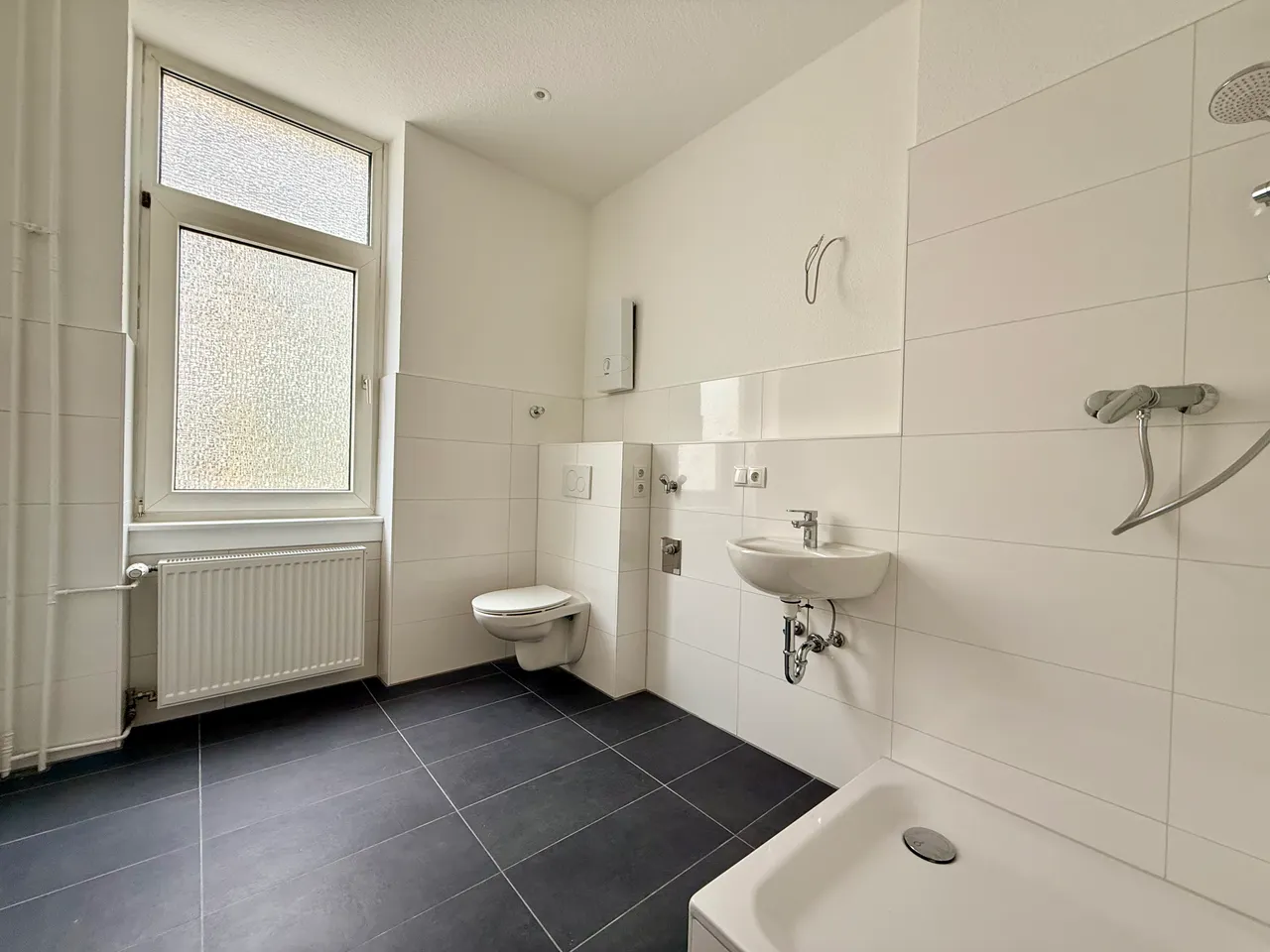 Erstbezug nach Sanierung – helle 1 ZKD-Altbauwohnung mit großer Wohnküche - Foto 3