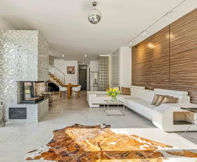 Ein Haus wie ein Rückzugsort: Exklusive Bauhausvilla mit Seeblick, Kaminatmosphäre und Traumgarten