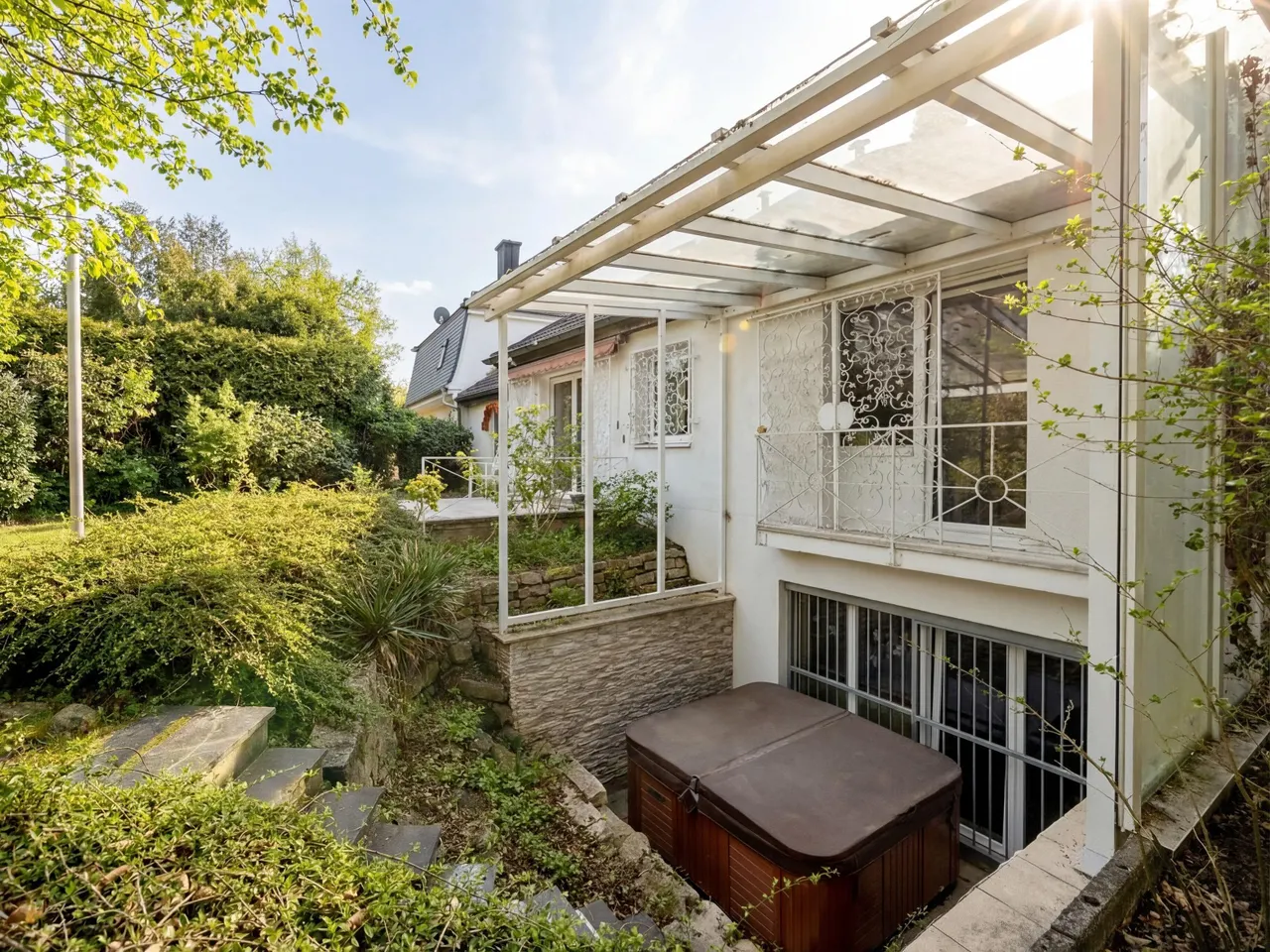 Zugang zum unteren Hobbyraum (KI-Frühling)