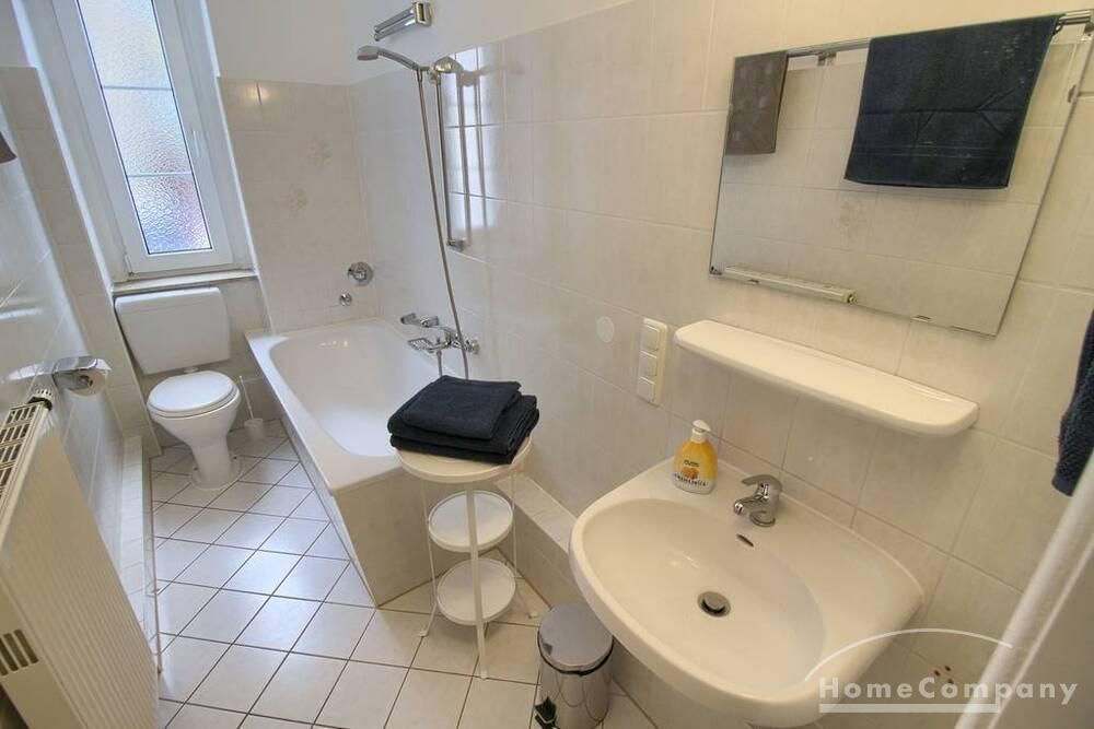 Bad mit Wanne und Fenster (+ neu Waschmaschine)