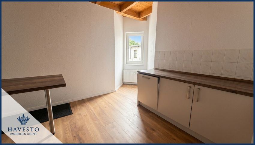 Stilvolle 2-Zimmer-Dachgeschosswohnung mit Holzbalkendecke, Einbauküche & modernisiertem Bad - Foto 3