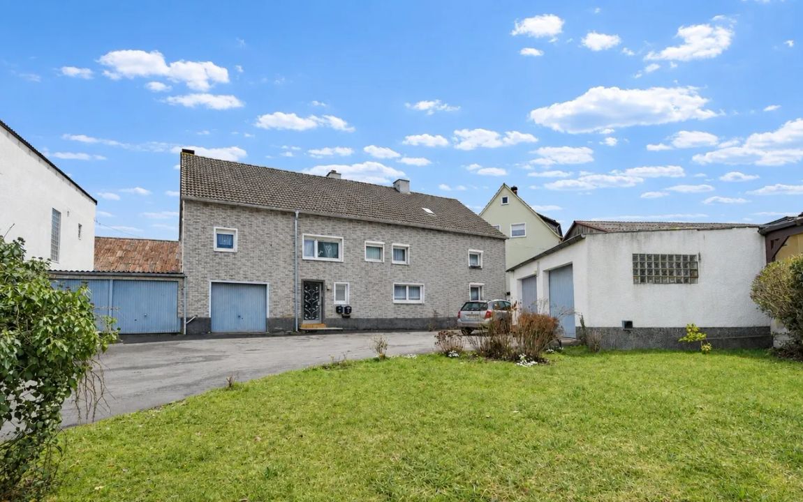 Ca. 306 m² großes Zweifamilienhaus mit viel Potenzial, 6 Garagen zzgl. Halle in IS-Letmathe