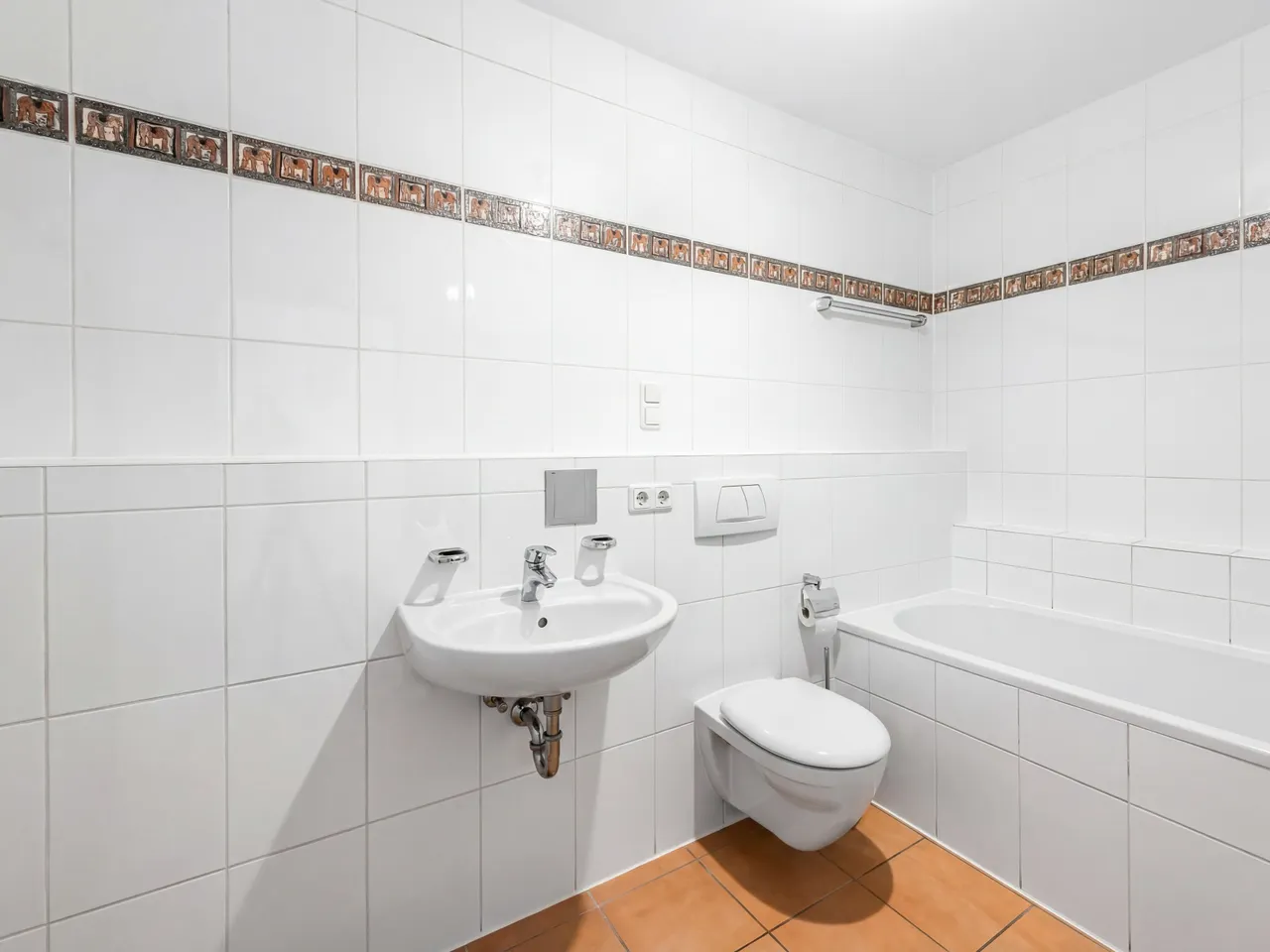 Badezimmer innenliegend mit Badewanne, Waschbecken, WC