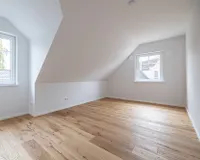 Lichtdurchflutetes Zimmer