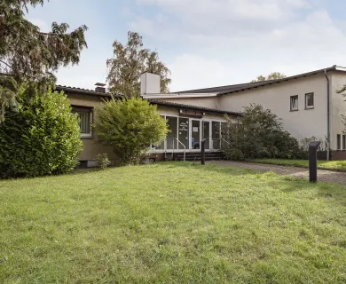 Ensemble auf Erbpachtgrundstück: Gemeindehaus & Pfarrhaus mit Grün- und Hoffläche