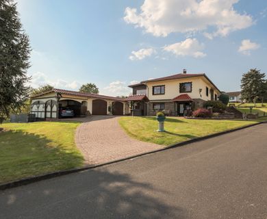 Reichlich Platz für Ihre Ideen: 307 m² Wohn- und Nutzfläche!