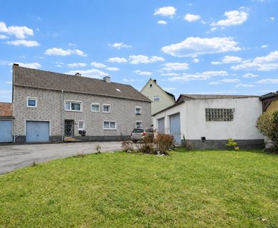 Ca. 306 m² großes Zweifamilienhaus mit viel Potenzial, 6 Garagen zzgl. Halle in IS-Letmathe