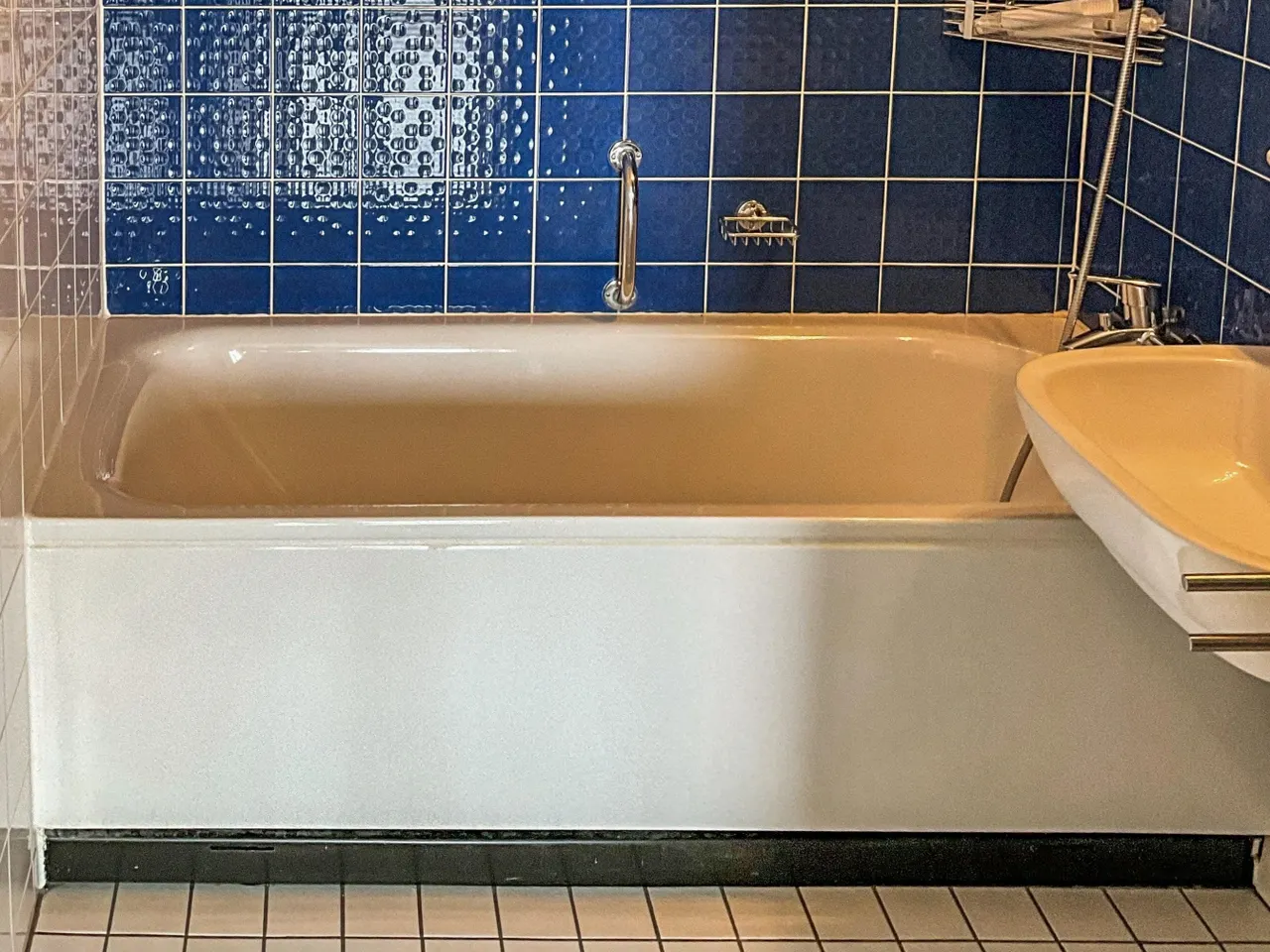 Badezimmer mit Waschbecken, WC