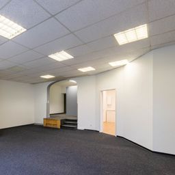 BÜRO-PRAXIS-DIENSTLEISTUNG-AUSSTELLUNG: VIELSEITIG NUTZBARE GEWERBEFLÄCHE