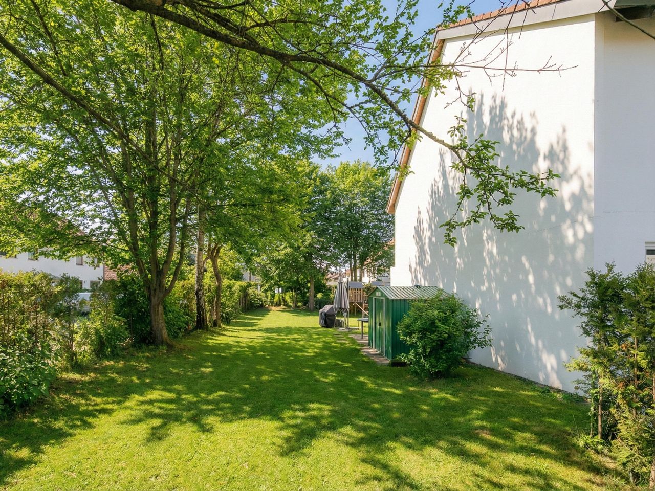 Südseite des Gartens KI-Frühling