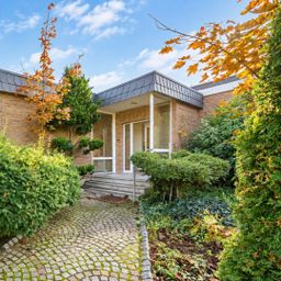 Leben auf einer Ebene! L-förmiger Bungalow mit Vollkeller, Garten und Garage in Grevenbroich-Elsen