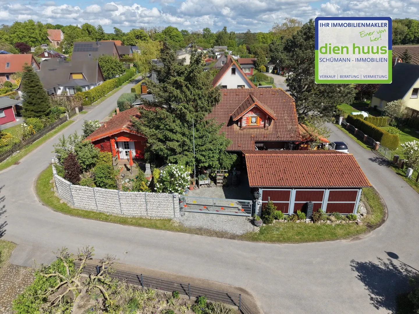 Massives Architekten Wohn-Blockhaus mit Ferienhaus in ländlicher Lage