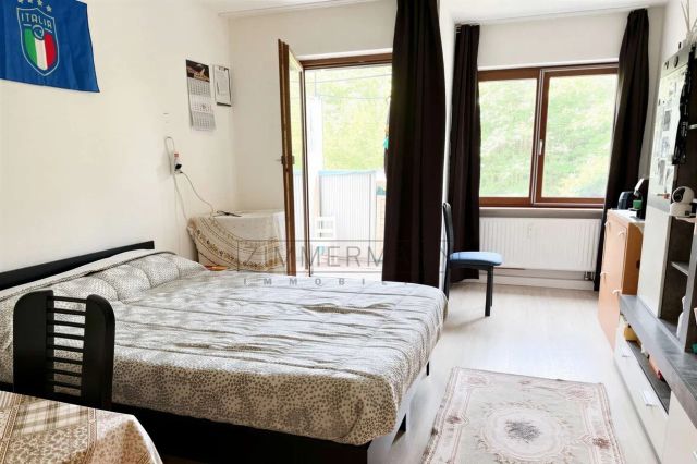 Zimmer mit Zugang zur kleinen Terrasse