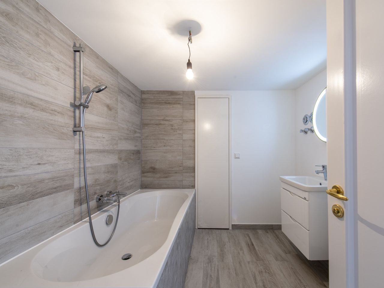 Badezimmer mit Badewanne