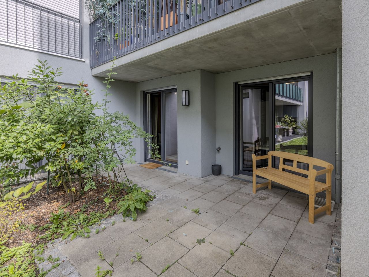 Große Terrasse mit Bepflanzung