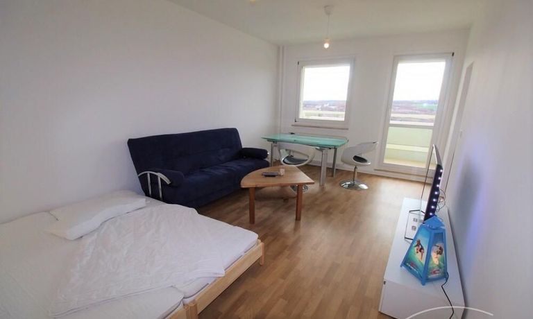 Wohnzimmer mit Schlafcouch + TV