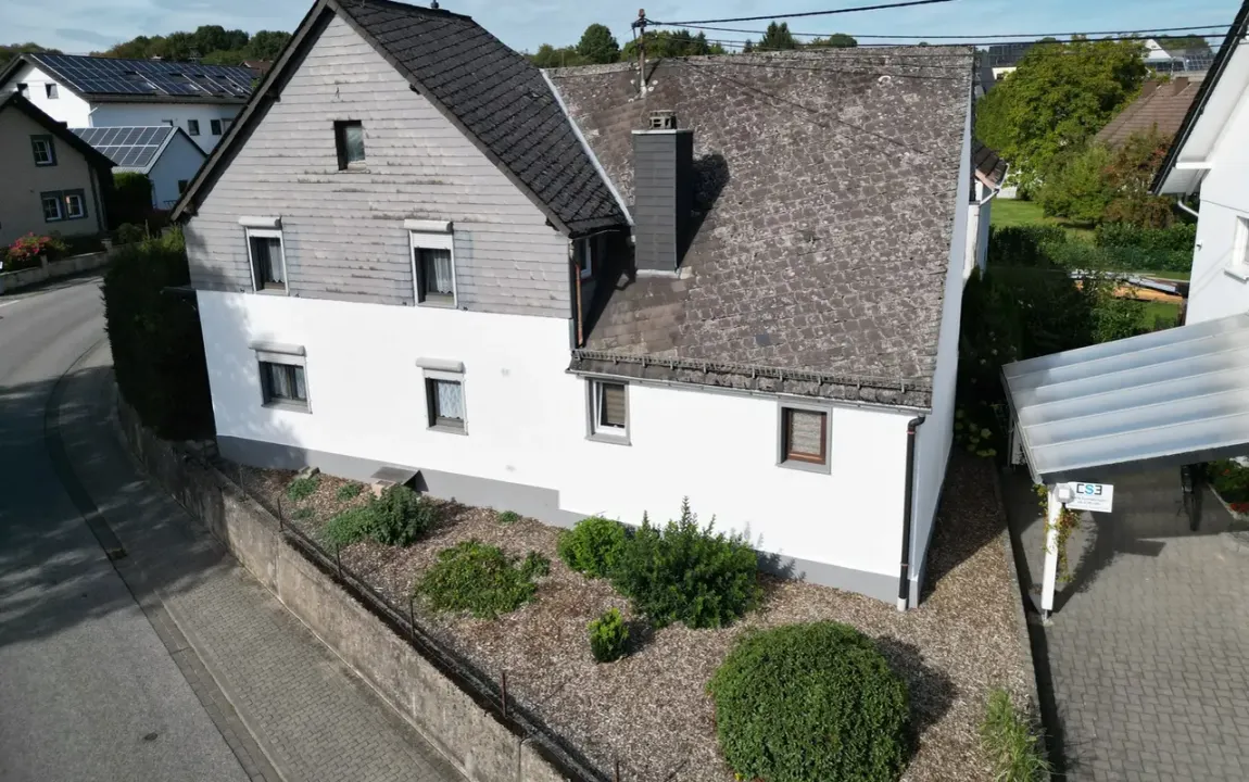 Gepflegtes Einfamilienhaus mit Hof in Dernbach, super Lage