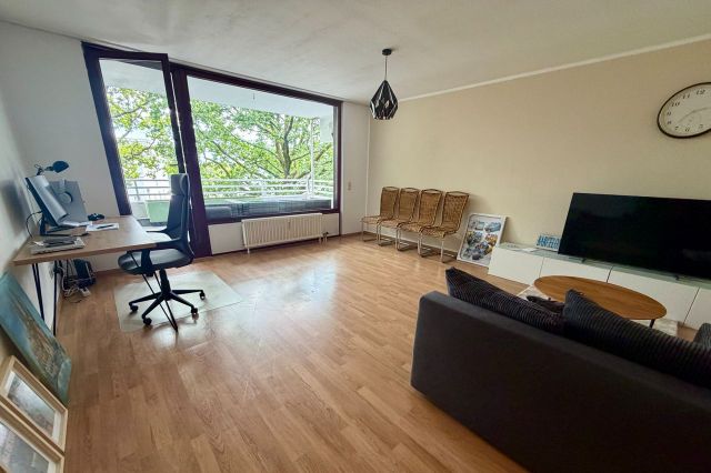geräumiges Wohnzimmer