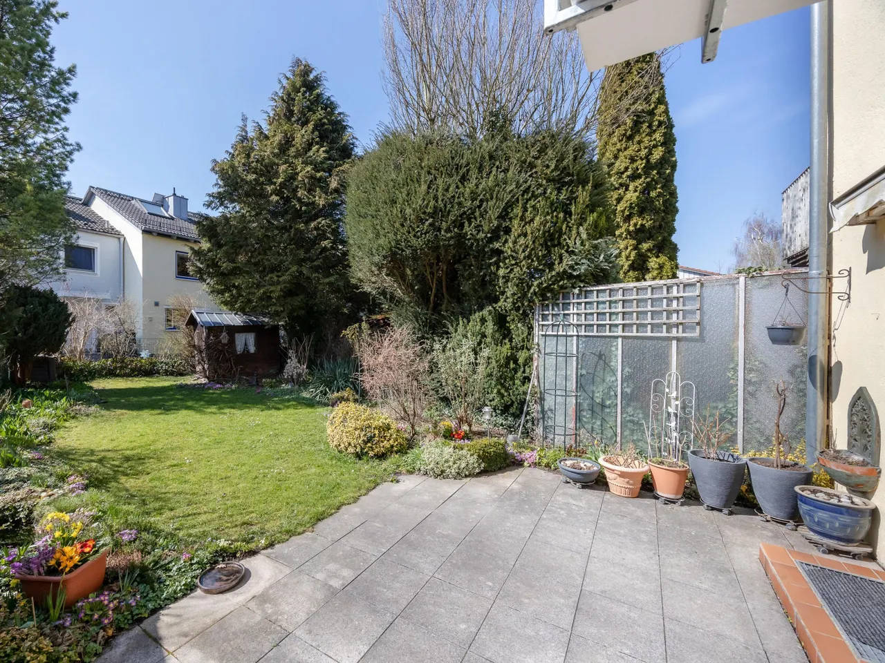 Terrasse mit Garten