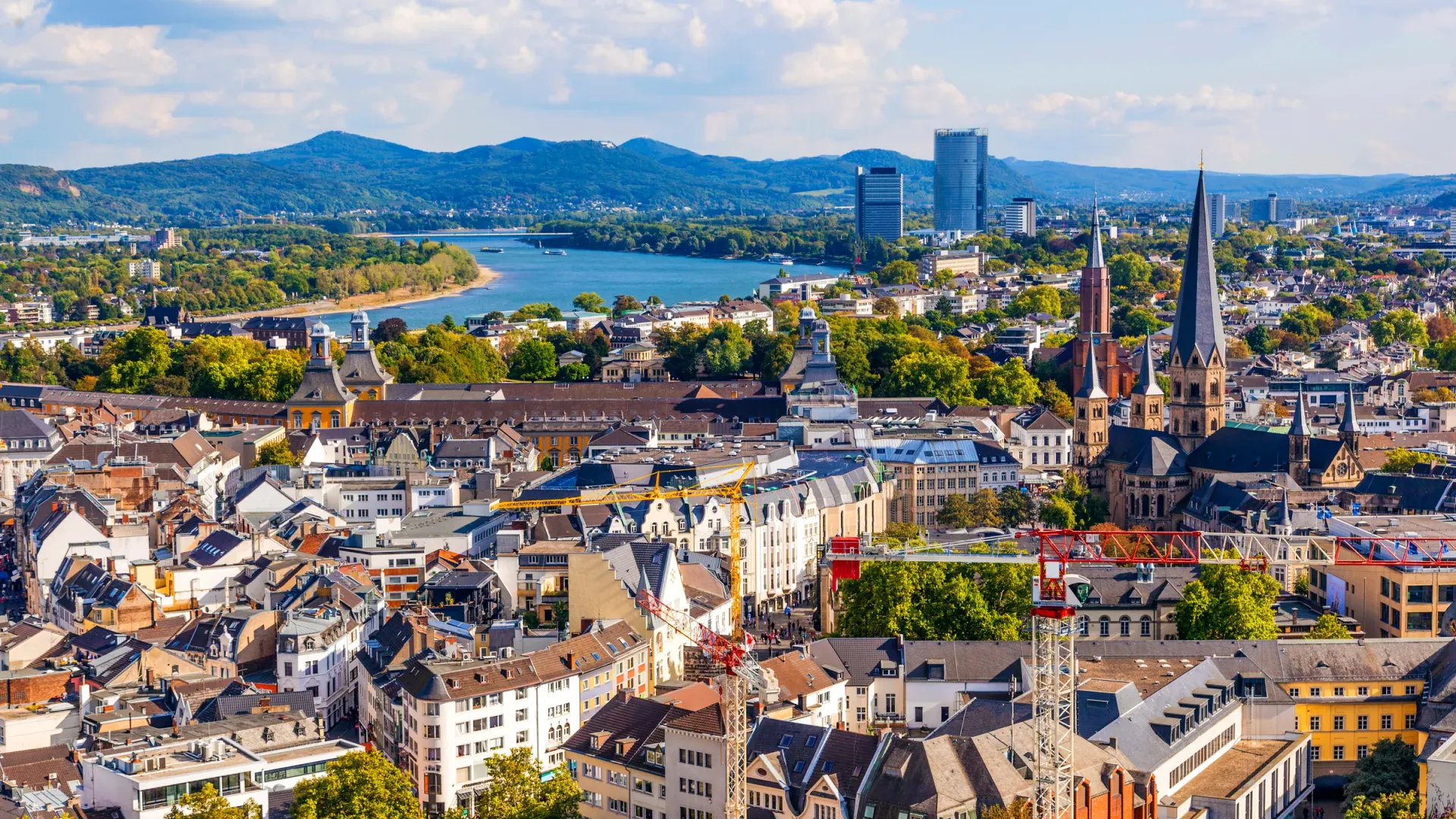 Panoramablick auf Bonn mit Rhein und Siebengebirge