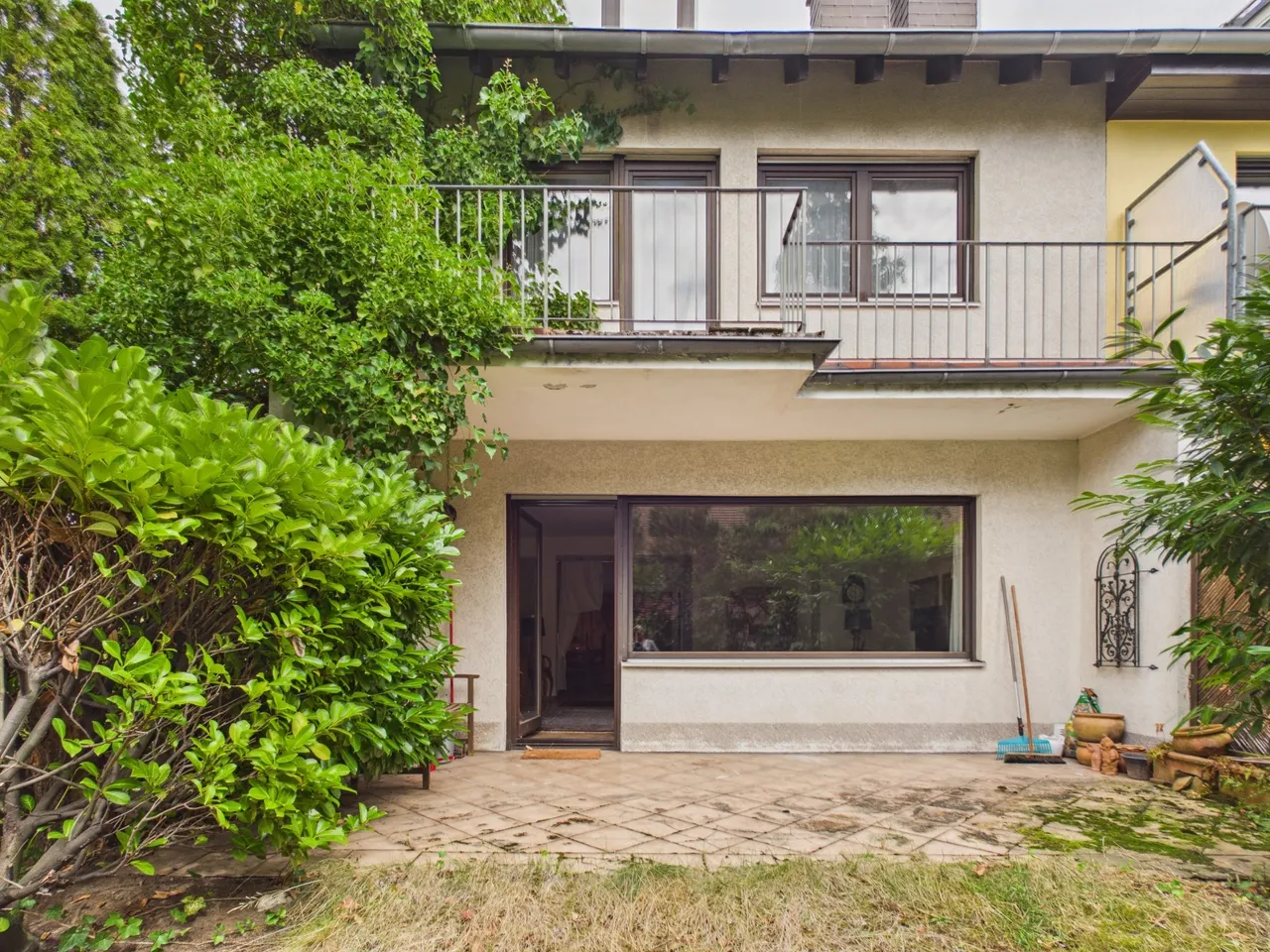 Blick vom Garten auf das Haus
