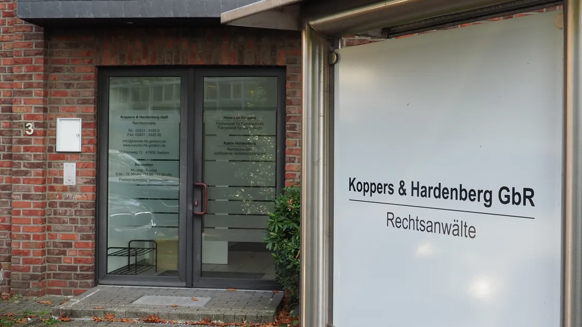Eingang der Kanzlei Koppers und Hardenberg, Mühlenweg 13 in Geldern