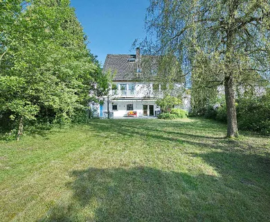 Freistehendes Familiendomizil mit viel Platz und zwei Garagen in Ratingen-Homberg