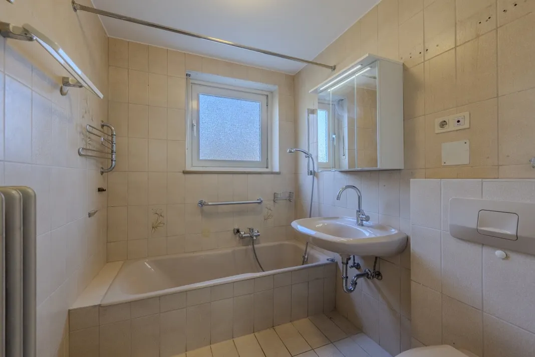Badezimmer mit Fenster