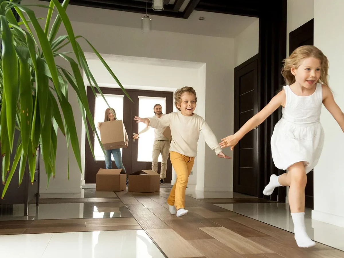 Familie mit Kindern in einem neuen Zuhause