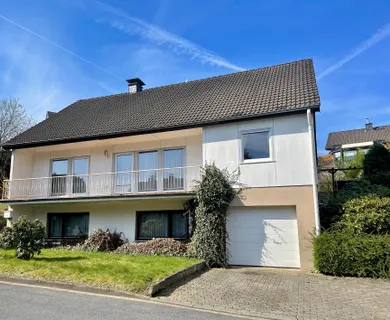 Platzwunder: Einfamilienhaus mit großem Grundstück und integrierter Garage!