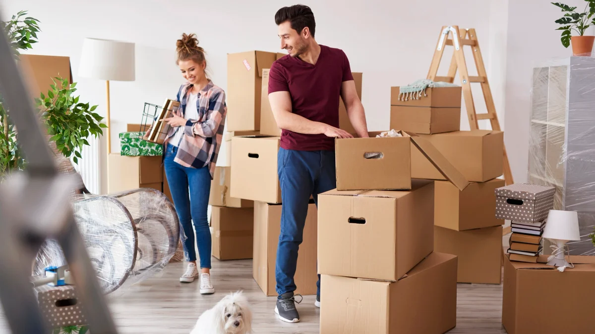 Paar mit Umzugskartons in einer Wohnung