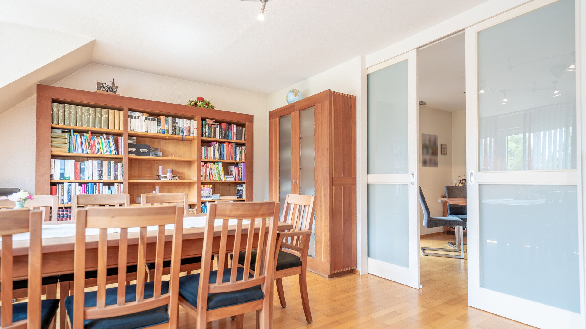 Haus‑in‑Haus‑Charakter: stilvolle 5‑Zimmer‑Maisonette mit Balkon und viel Raum zur freien Entfaltung