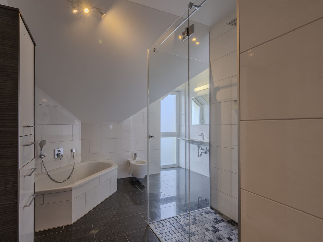 Masterbad mit Dusche und Wanne