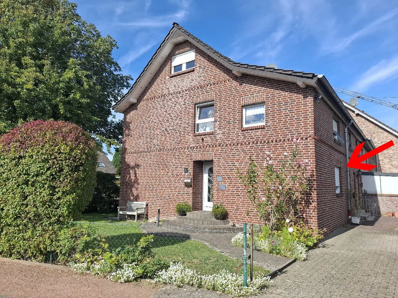 Charmante Erdgeschosswohnung mit eigenem Garten im ruhigen Zweiparteienhaus in Grefrath (Erbpacht)