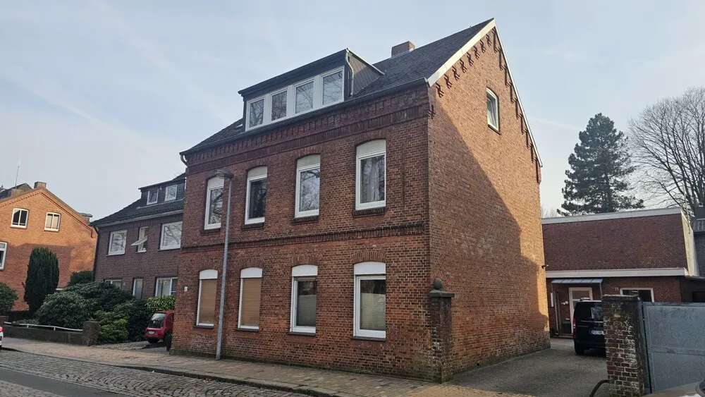 seitliche Vorderansicht von rechts vom Vorderhaus