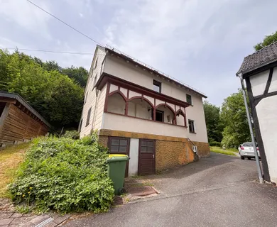 Ein-/Zweifamilienhaus mit großzügigem Hanggrundstück in idyllischer Lage von Windeck!