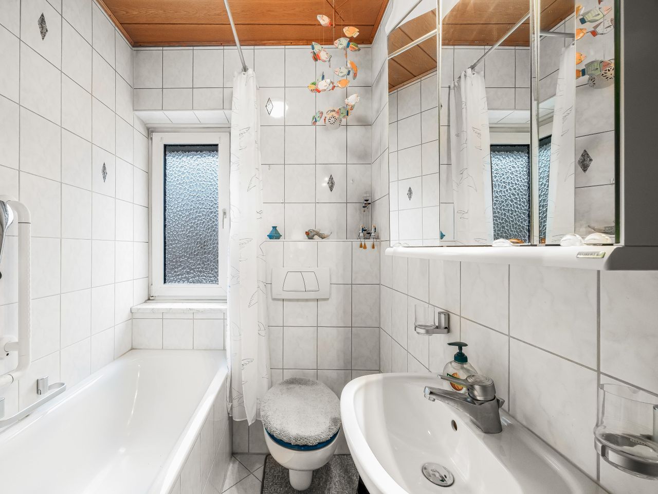 Badezimmer mit Fenster