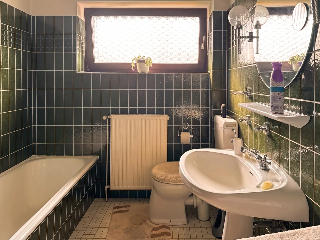 Bad mit Wanne und Dusche