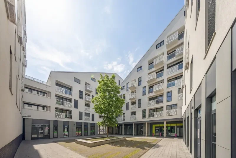 Ruhiger Innenhof KI-Frühling