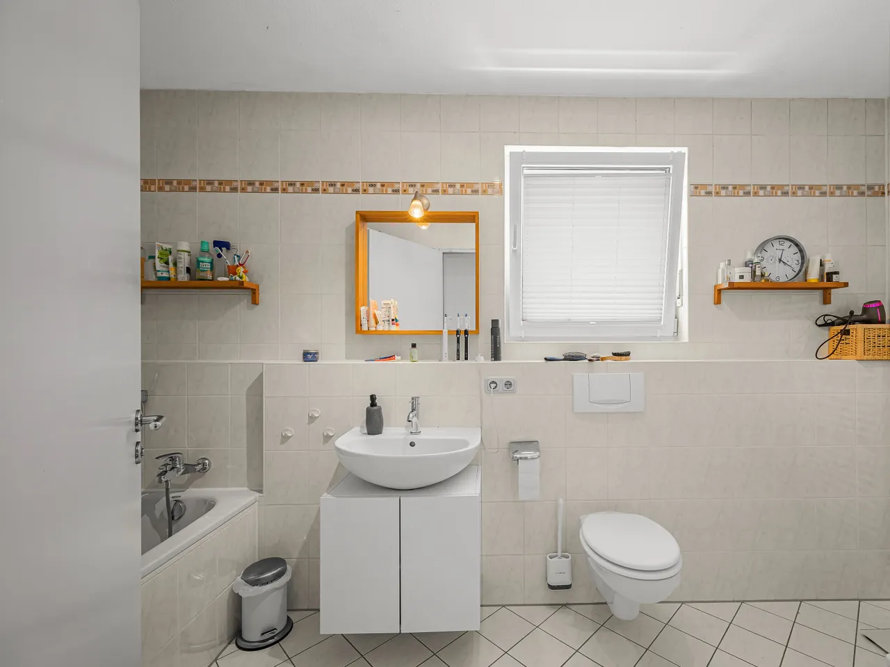 Obergeschoss - Tageslichtbad mit Badewanne, Dusche, Waschbecken, WC