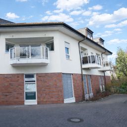 Helle 2-Zimmer-Maisonette-Wohnung mit besonderem Flair in gepflegtem Mehrfamilienhaus.