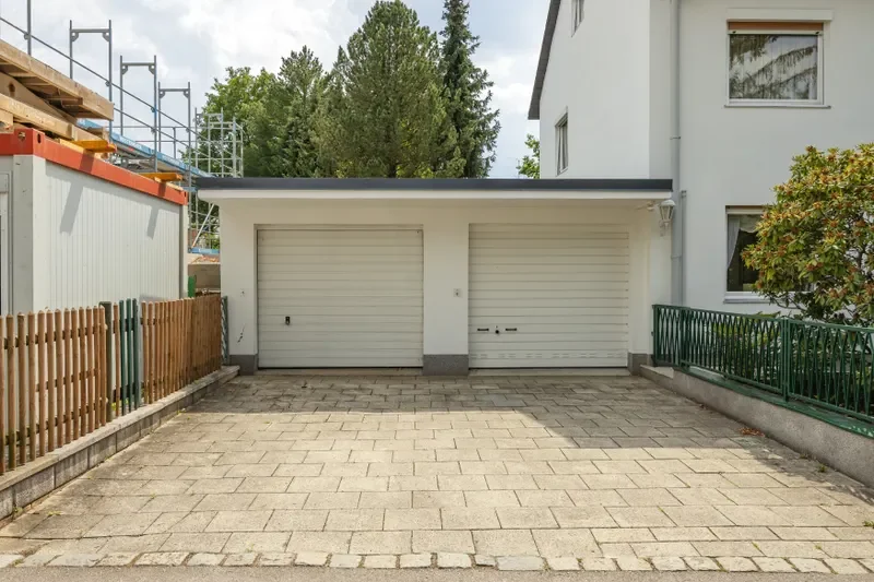 Garage vor dem Haus