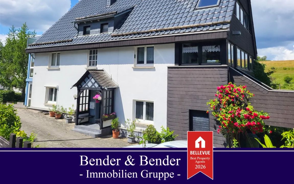 Großzügiges Wohnhaus mit renovierter Einliegerwohnung,  Doppelgarage und gepflegtem Garten!